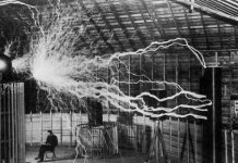 Nikola Tesla trong phòng thí nghiệm của ông vào năm 1899. (Ảnh: Getty)