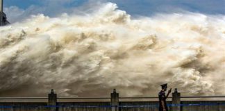 Video: Trung Quốc đối mặt trận lũ lớn thứ ba trong năm, nước lũ chảy tốc độ 60.000 mét khối/giây