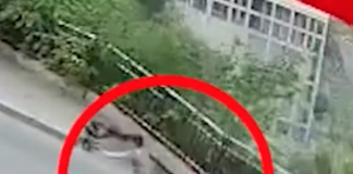 Video: 2 người đang đi bộ bị té xuống hố tử thần
